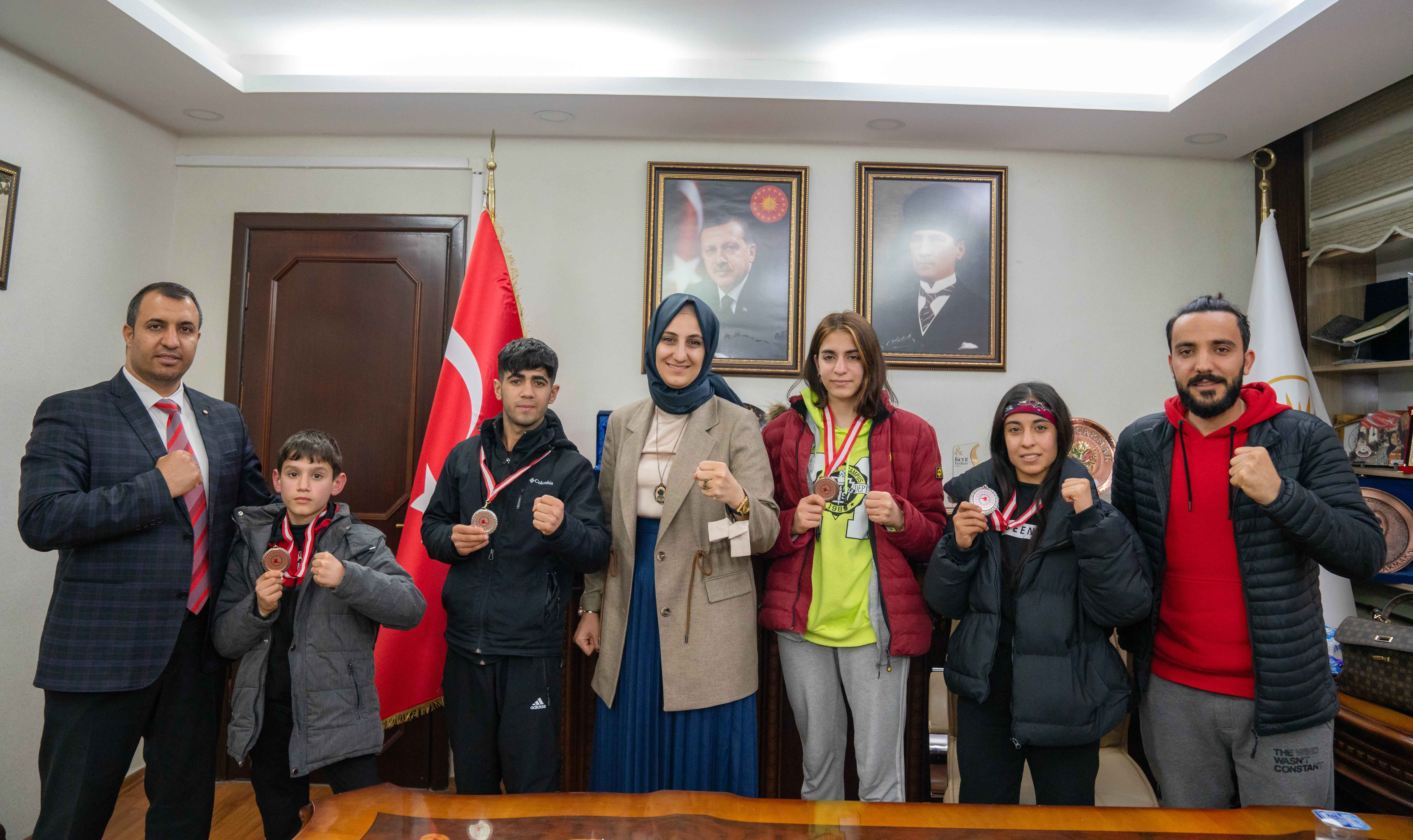 Çakmak,  Wushu Kung Fu sporcularıyla bir araya geldi;