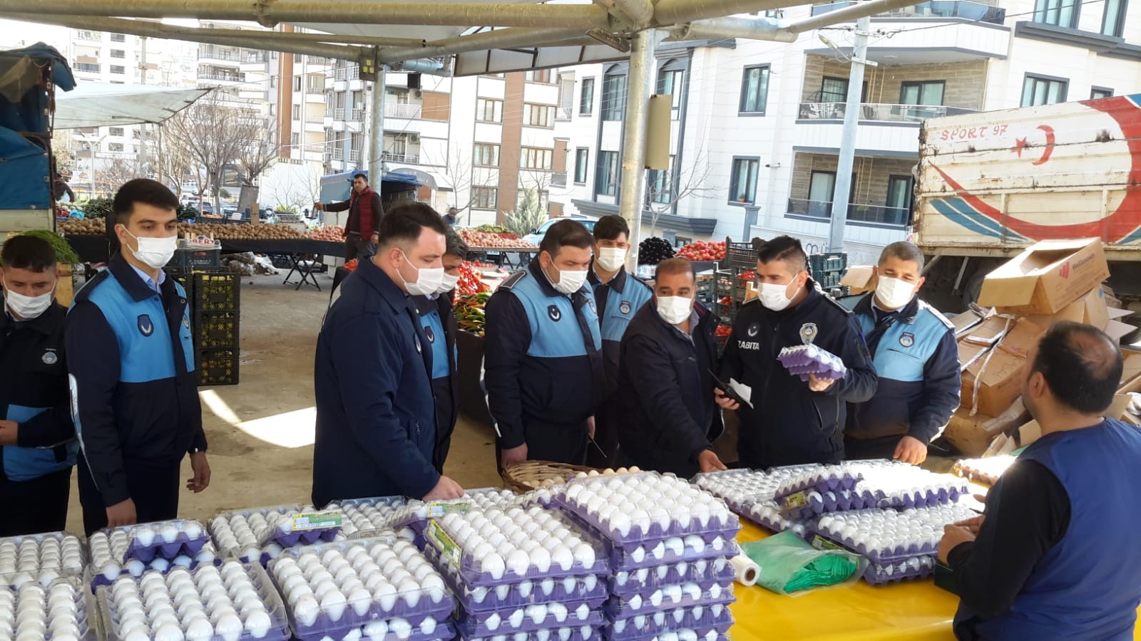 Urfa'da zabıta semt pazarlarını denetledi;