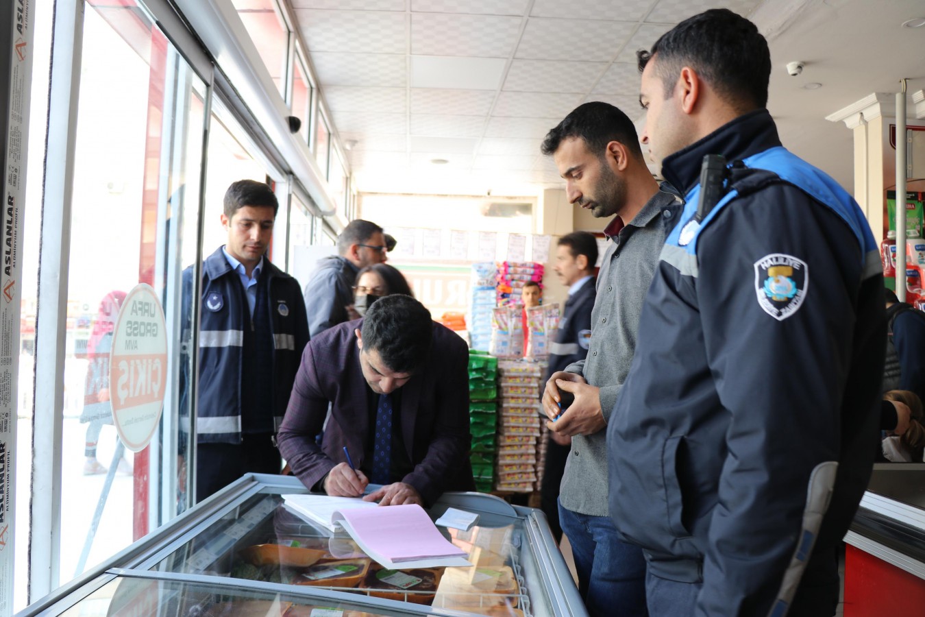 Haliliye’de yağ stokçularına baskın;