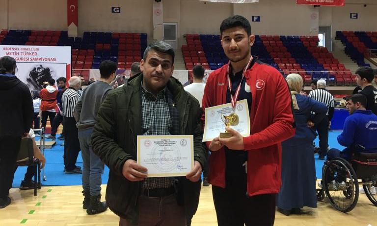 Urfalı sporcu  bilek güreşi turnuvasında Türkiye şampiyonu;