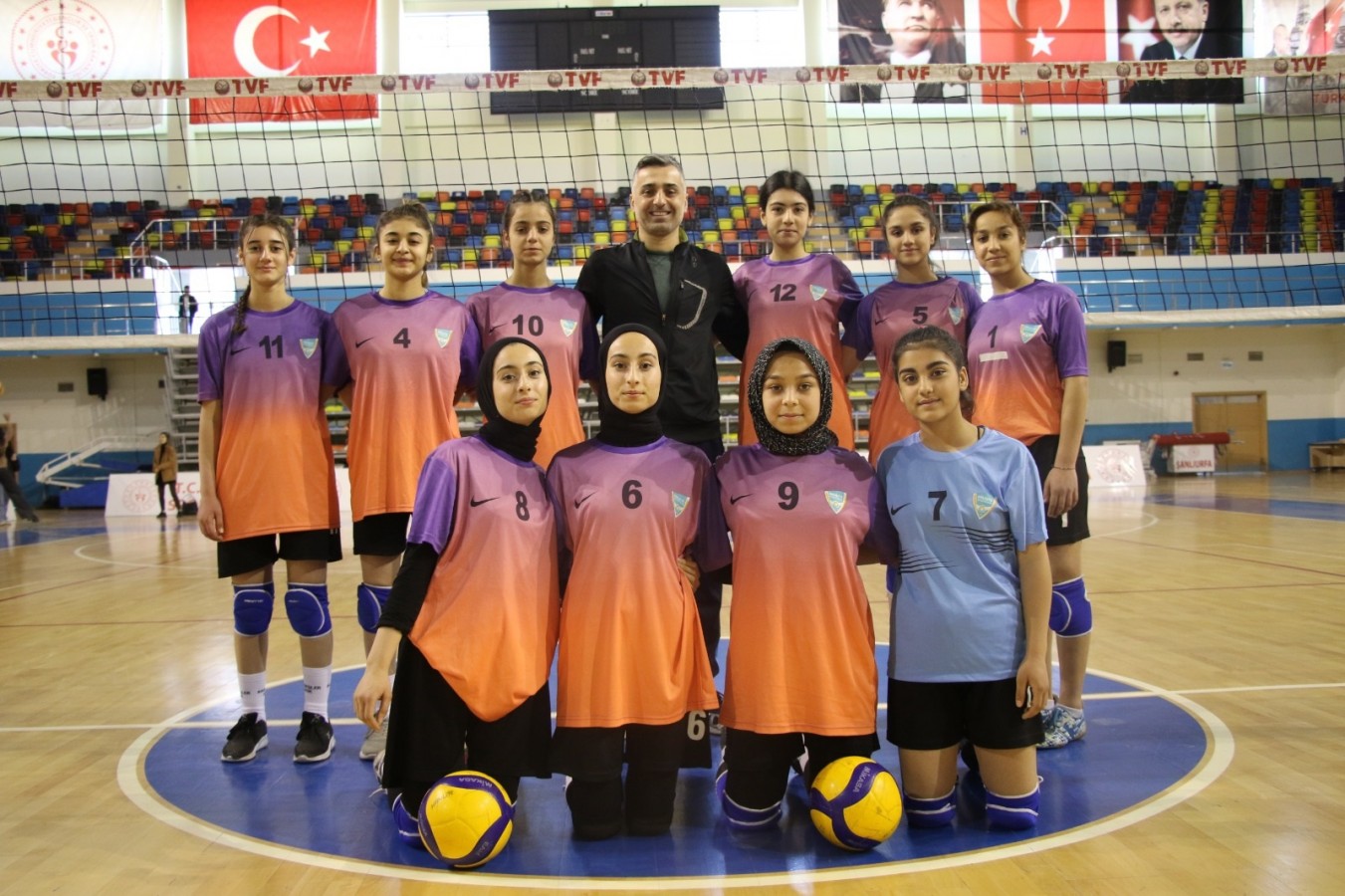 Haliliye Belediyespor Yıldız Kızlar Voleybol Takımı şampiyon;