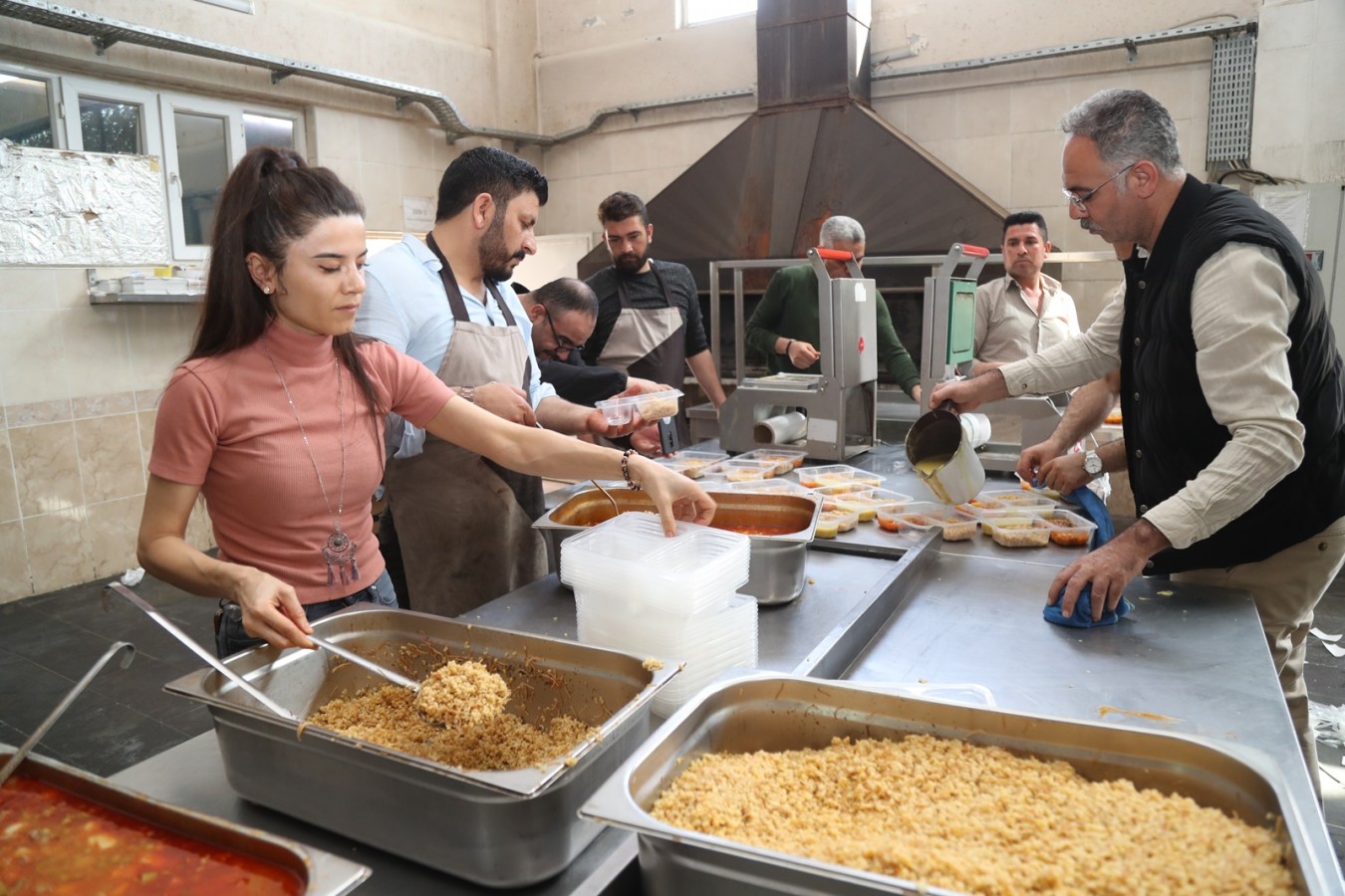 Başkan Kuş iftarlıkları hazırlamak için mutfağa girdi;