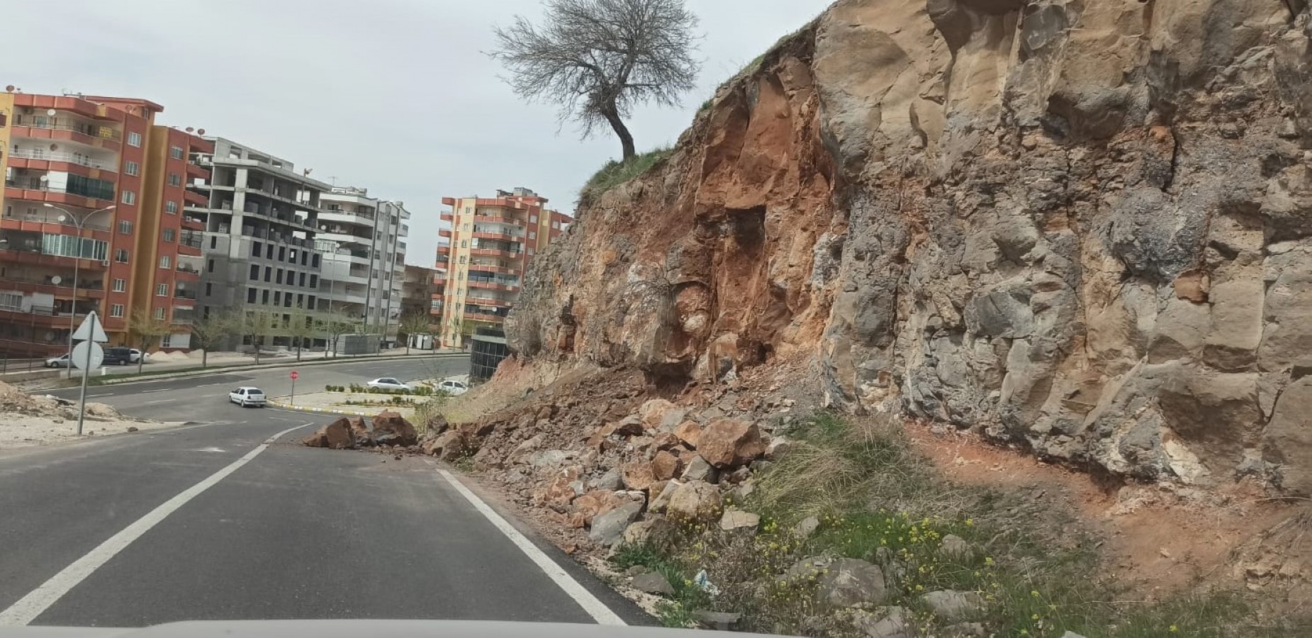 Şanlıurfa’da yolla düşen taşlar tehlike oluşturdu;