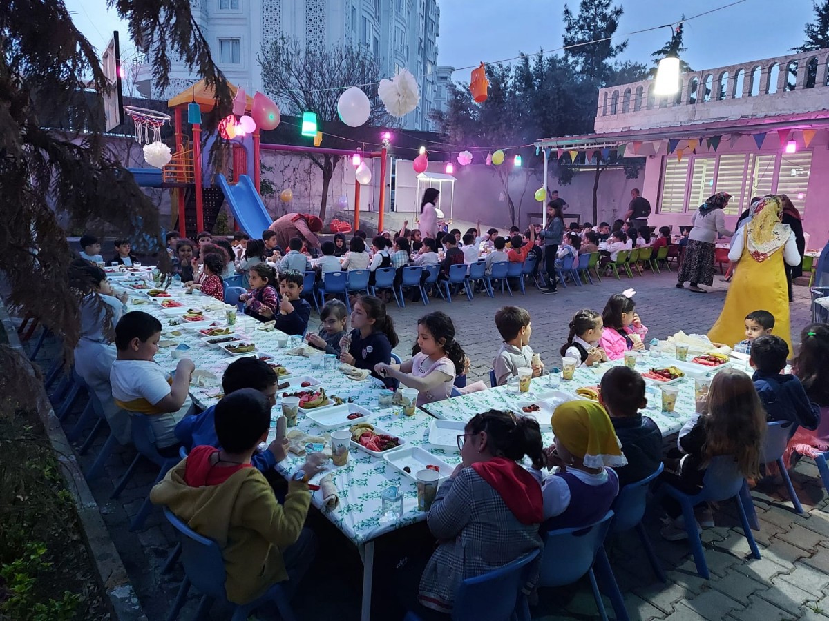 Urfa’da Kur'an Kursu çocukları için iftar programı;