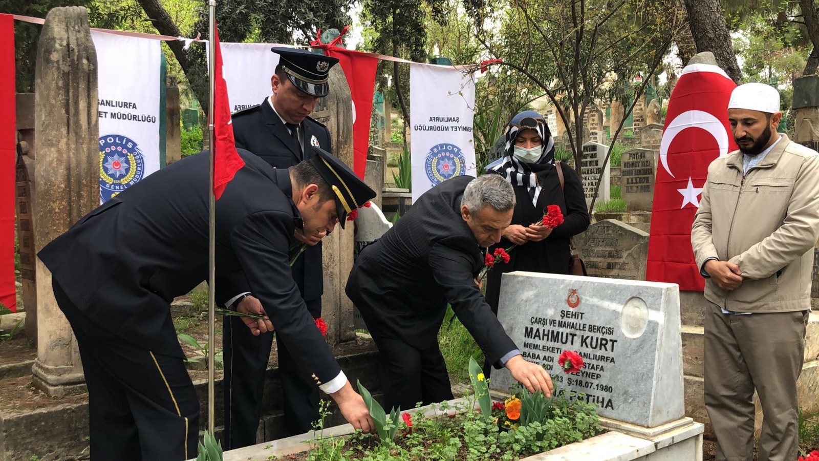 Şanlıurfa’da emniyet teşkilatı şehitliği ziyaret etti;