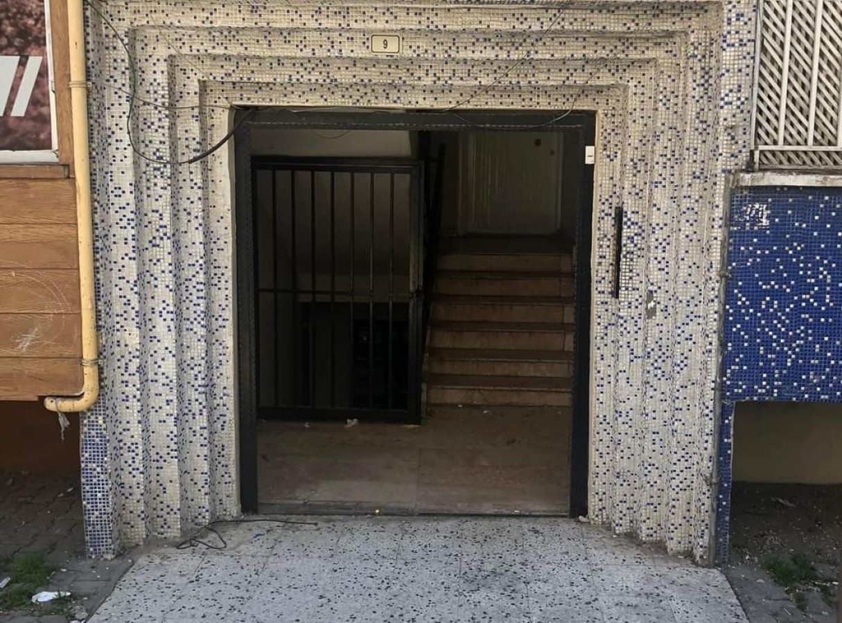 Urfa’da apartmanın giriş kapısını çaldılar;