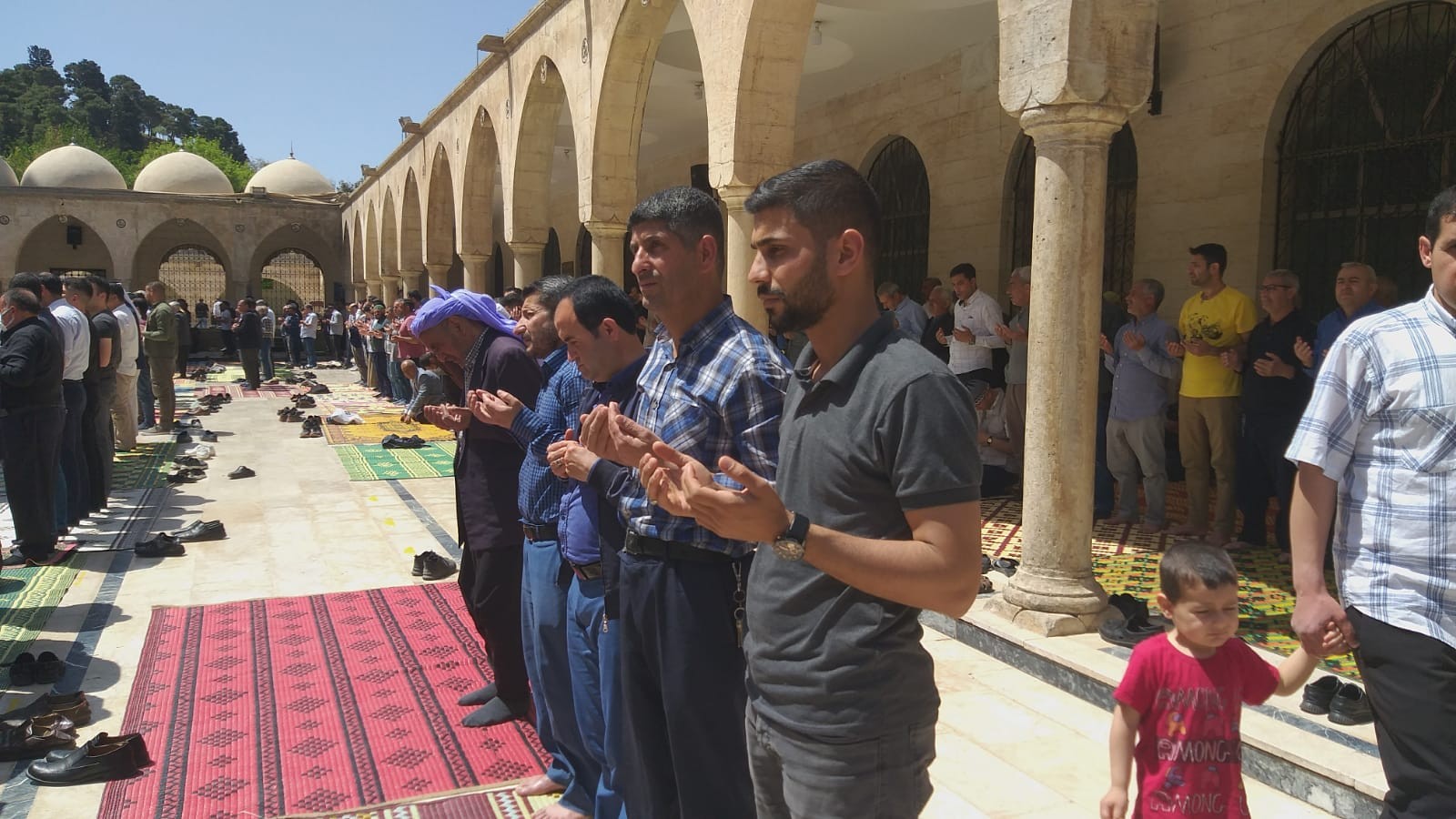Urfa'da camilerde cuma namazı sonrası yağmur duası yapıldı;