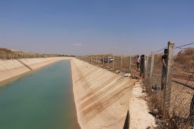 Urfa'da bir araç sulama kanalına uçtu! - EK;