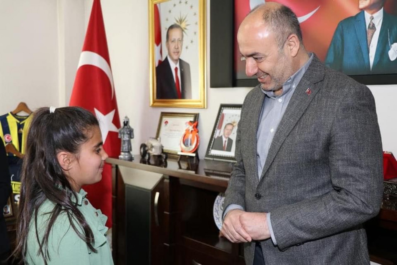 Başkan Aksoy koltuğunu Elif'e devretti;