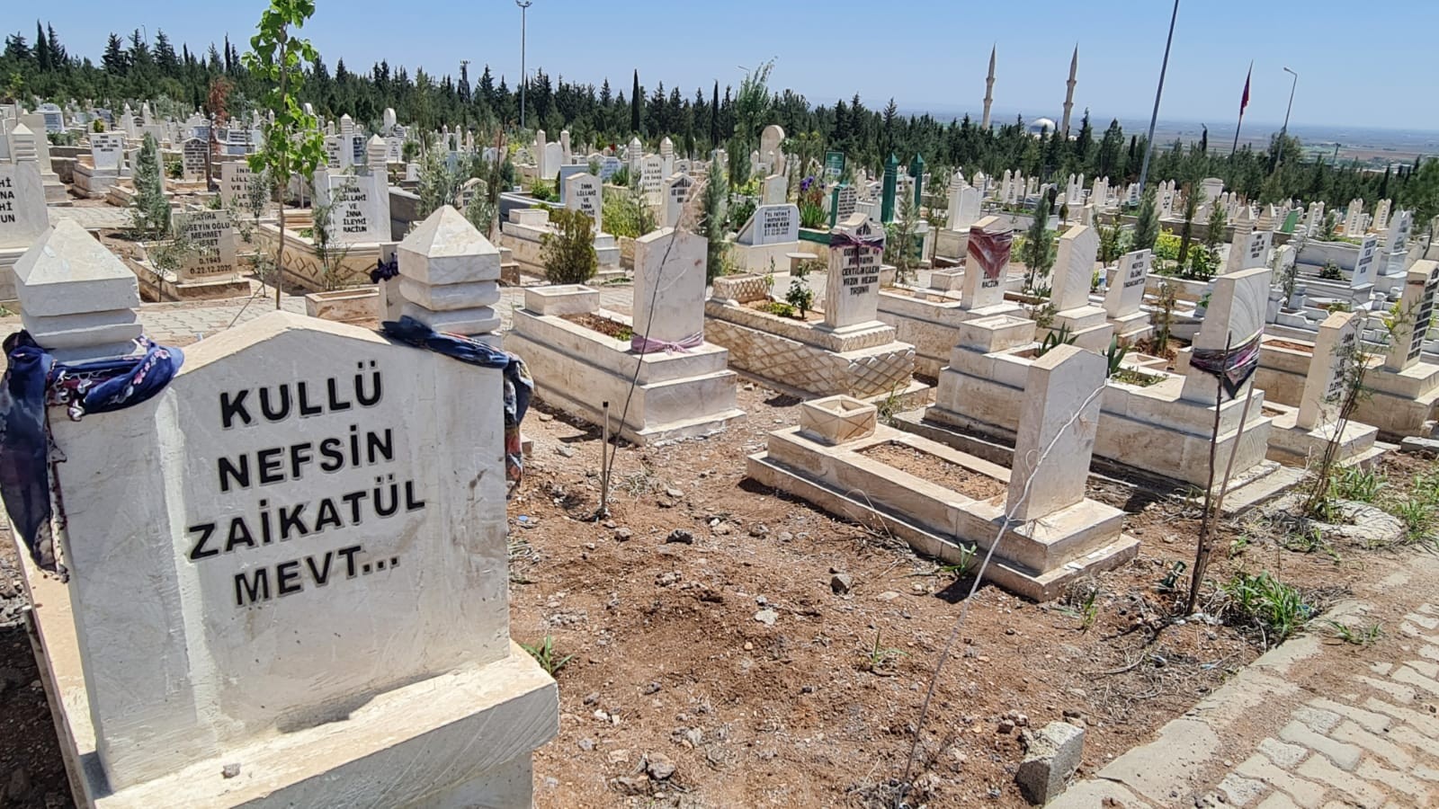 Urfa’da kabir taşlarına tülbent bağlama geleneği;