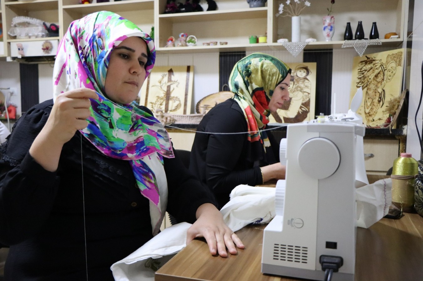 El becerilerini geliştiren kadınlar aile bütçesine katkı sağlıyor;