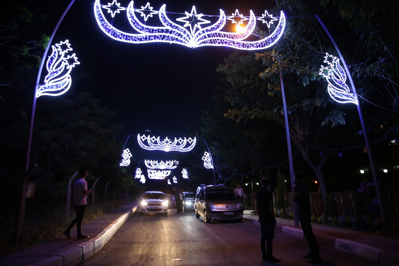 Batıkent TOKİ Mahallesinde dekoratif aydınlatmalar yandı;