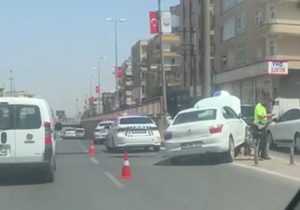 Şanlıurfa'da araç refüje çıktı!;