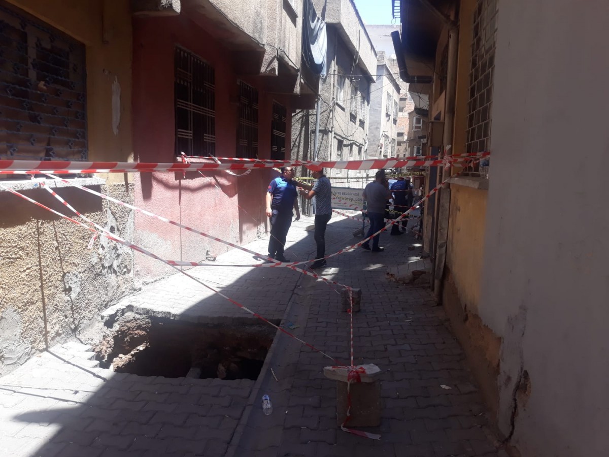 Haliliye'de sokakta oluşan çökme sonrası 14 ev tahliye ediliyor;