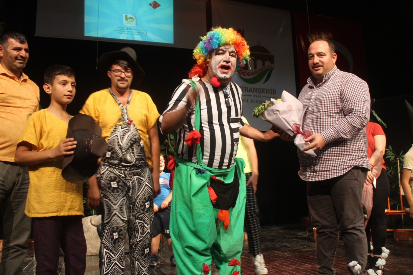 Viranşehir Belediyesi'nden çocuklara tiyatro gösterisi;
