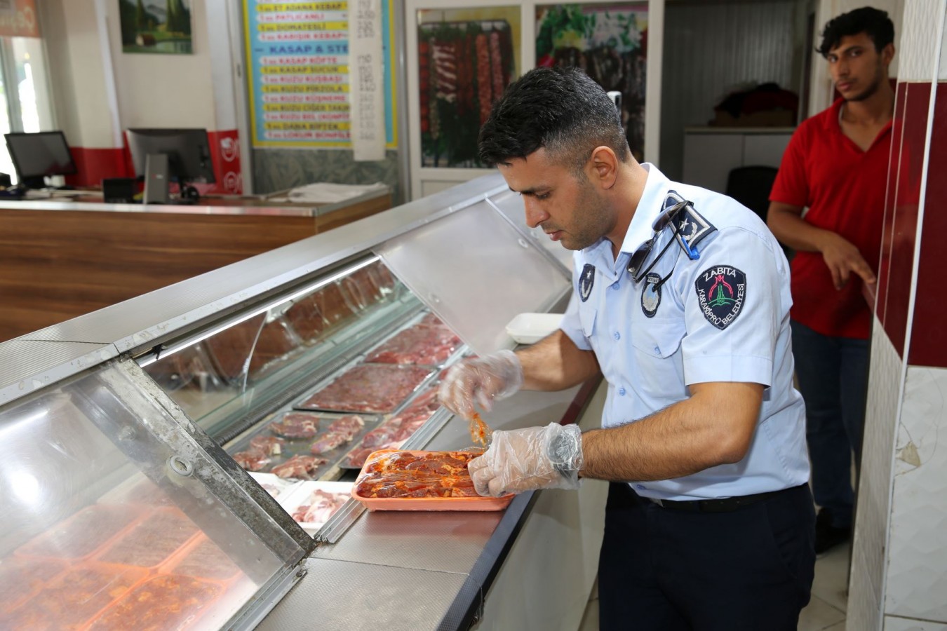 Karaköprü’de zabıta ekiplerinden gıda ürünleri denetimi;