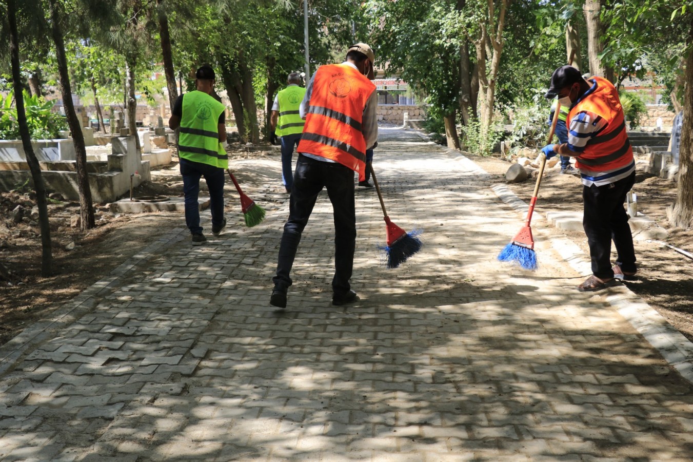 Akçakale’de Kurban Bayramı öncesi mezarlıklar temizlendi;