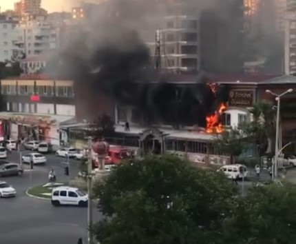 Urfa'da lokantada büyük yangın! Gökyüzünü duman kapladı