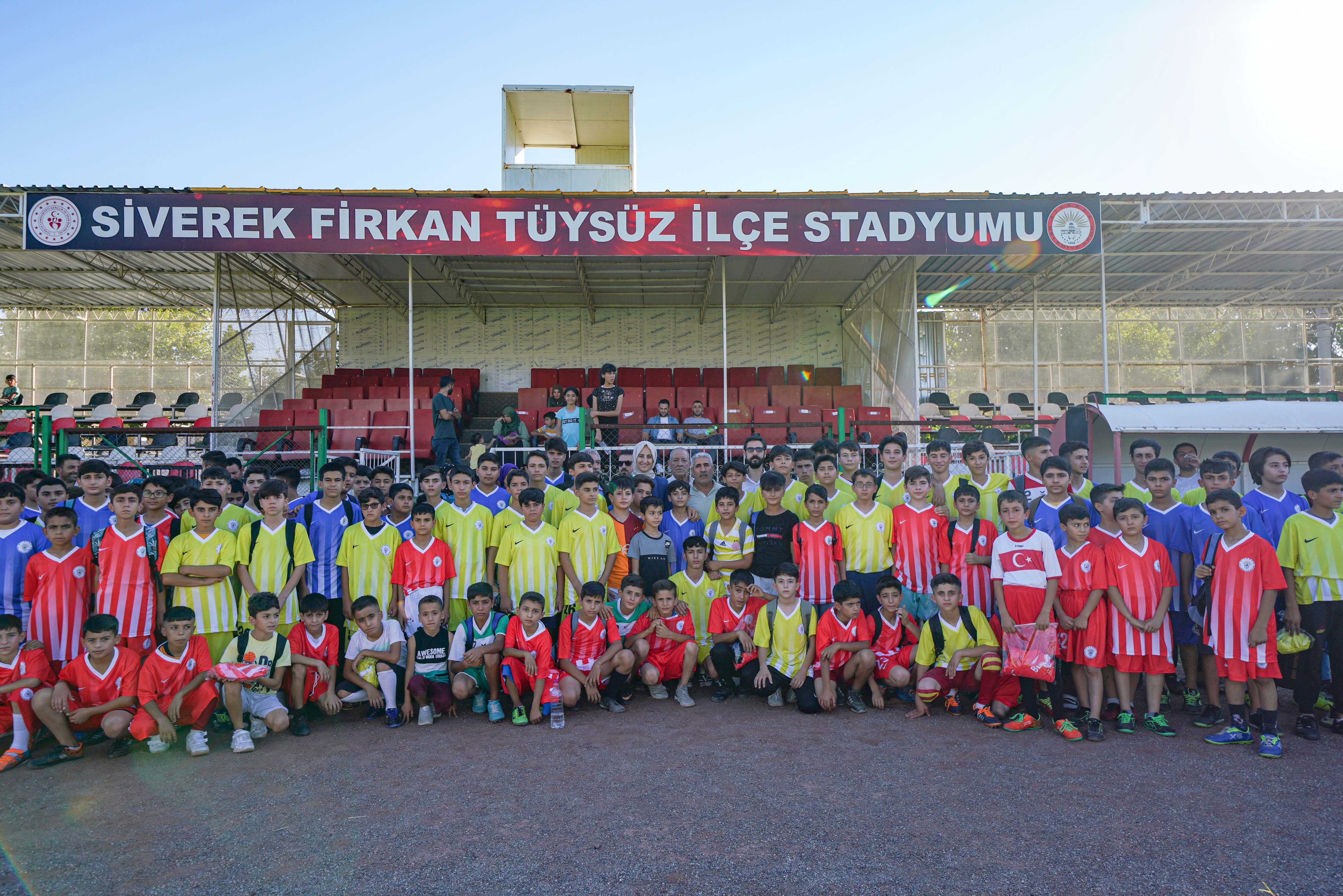 Siverek'te çocuklar yazı futbol okulunda geçiriyor;