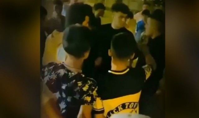Urfa'da Gençlerin Bıçaklı Kavgası Kamera Görüntülerine Yansıdı;