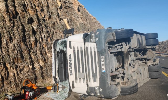 Urfa Antep Yolunda Kaza Tır Sürücüsü Hayatını Kaybetti;